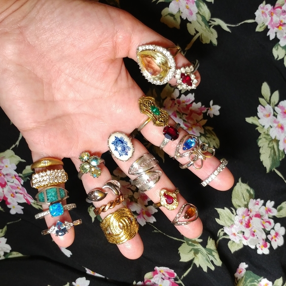 Welcome to my closet 🌹🌿 - Picture 12 of 16